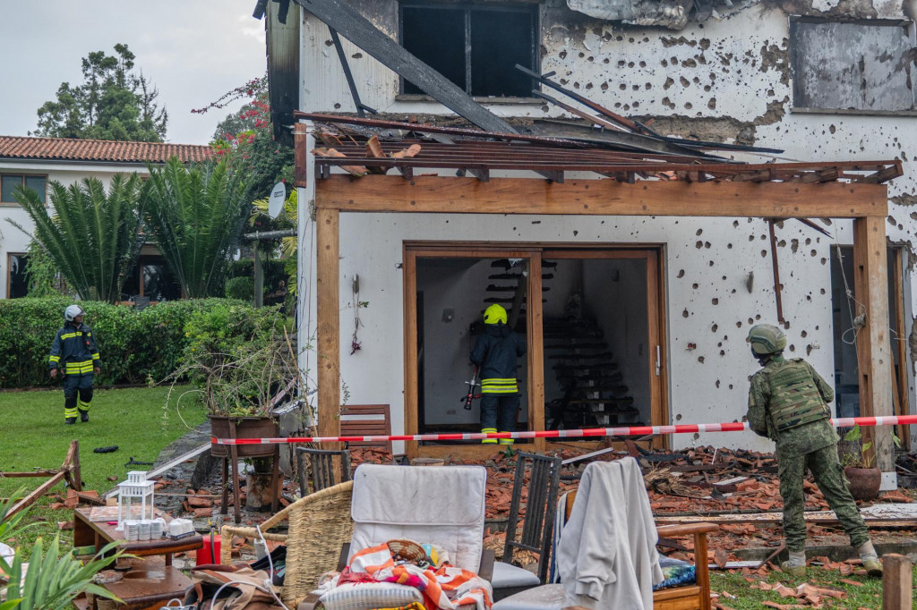 Vojaci a hasiči pracuj&uacute; pri dome zničenom po dronovom &uacute;toku v meste Goma na v&yacute;chode Konžskej demokratickej republiky (KDR) 11. marca 2026. FOTO: TASR/AP