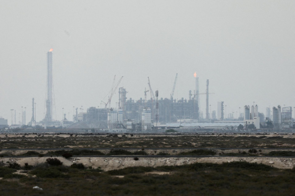 Katarsk&eacute; ministerstvo vn&uacute;tra uviedlo, že v&scaron;etky požiare v energetickom zariaden&iacute; sa podarilo dostať pod kontrolu a neboli hl&aacute;sen&eacute; žiadne zranenia. FOTO: REUTERS