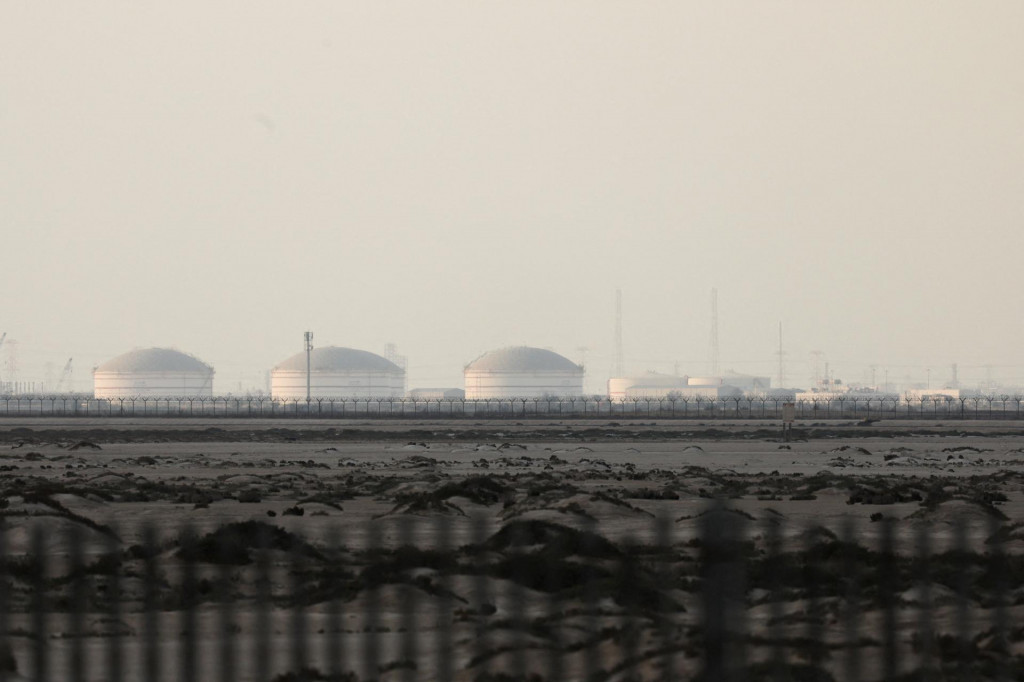 Zariadenia na v&yacute;robu skvapalnen&eacute;ho zemn&eacute;ho plynu (LNG) spoločnosti QatarEnergy uprostred americko-izraelsk&eacute;ho konfliktu s Ir&aacute;nom. FOTO: Reuters
