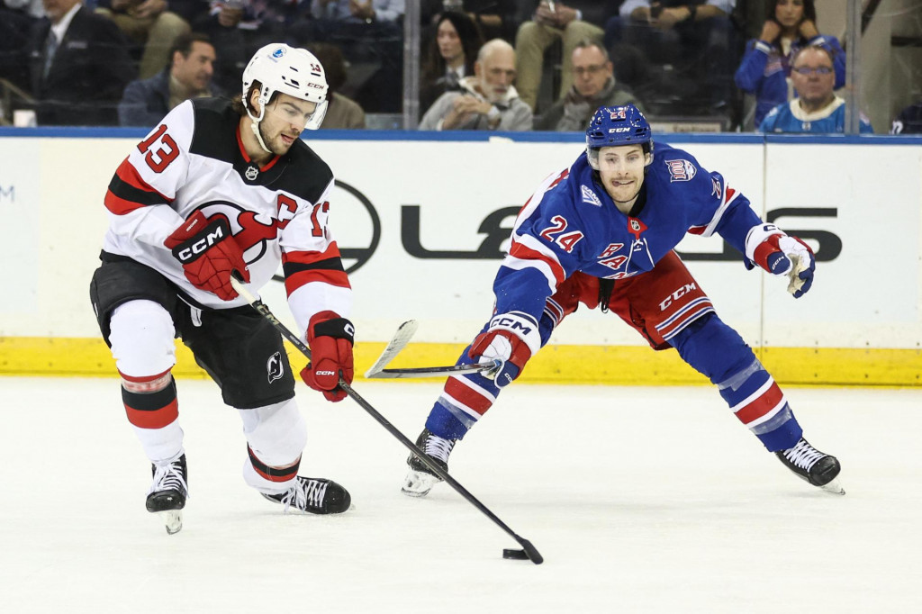 Center New Jersey Devils Nico Hischier (13) a ľav&eacute; kr&iacute;dlo New York Rangers Tye Kartye (24) bojuj&uacute; v druhej tretine o puk. FOTO: Wendell Cruz/Imagn Images