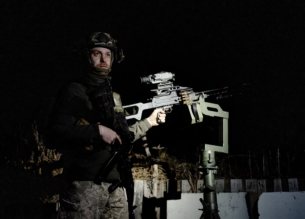 Protivzdu&scaron;n&aacute; obrana Kyjeva. Veliteľ s volac&iacute;m znakom Koc&uacute;r pri guľomete PKM kalibru 7,62 mm (11. marca 2026) FOTO: MAFRA/PETR TOPIČ