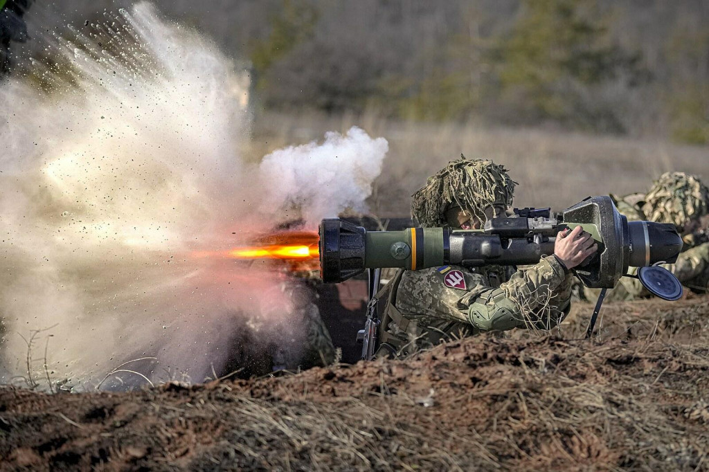Ukrajinsk&yacute; vojak testuje protitankov&uacute; raketu NLAW v Doneckej oblasti. (15. febru&aacute;ra 2022). FOTO: TASR/AP