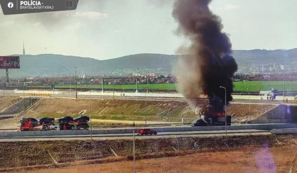 Na 25. kilometri diaľnice D4 v bl&iacute;zkosti križovatky Ivanka pri Dunaji v smere do Rak&uacute;ska hor&iacute; n&aacute;kladn&eacute; vozidlo. FOTO: Facebook pol&iacute;cie/Bratislavsk&yacute; kraj