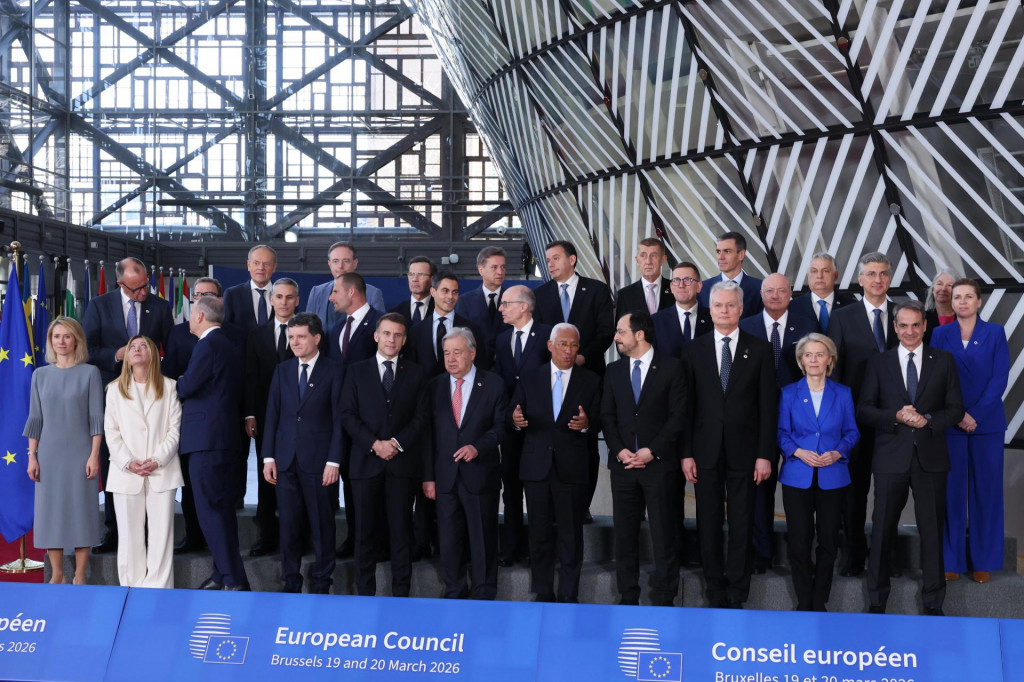 L&iacute;dri &scaron;t&aacute;tov a vl&aacute;d Eur&oacute;pskej &uacute;nie p&oacute;zuj&uacute; počas spoločn&eacute;ho fotenia na summite E&Uacute; v s&iacute;dle Eur&oacute;pskej rady v Bruseli 19. marca 2026. FOTO: TASR/AP