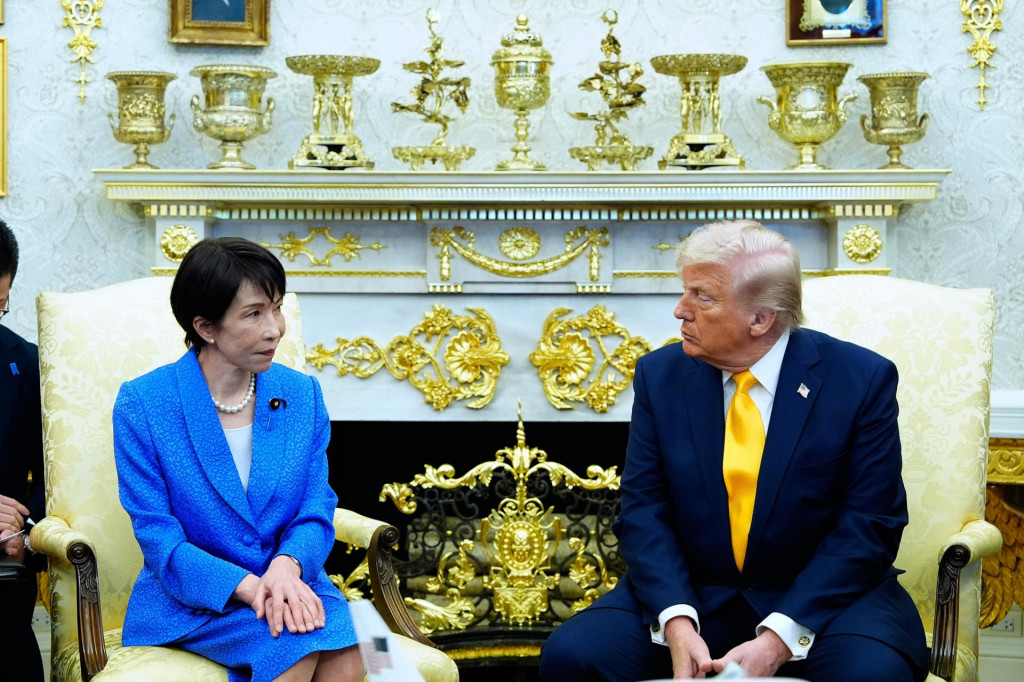 Americk&yacute; prezident Donald Trump (vpravo) sa rozpr&aacute;va s japonskou premi&eacute;rkou Sanae Takaičiovou počas ich stretnutia v Ov&aacute;lnej pracovni Bieleho domu vo Washingtone 19. marca 2026. FOTO: TASR/AP