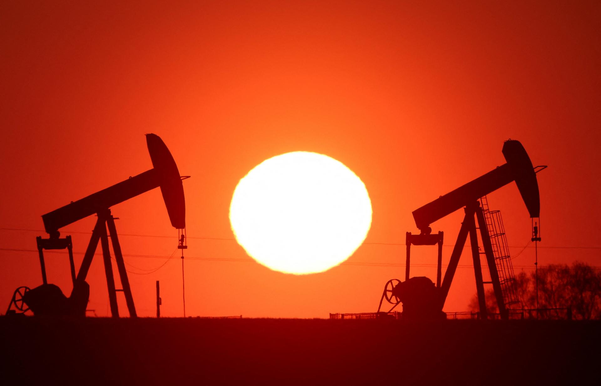 Trhy si na chvíľu vydýchli. Ropa zlacňuje po izraelskom sľube neútočiť na energetiku, menej útočí aj Irán