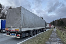Autodopravcovia žiadaj&uacute; aj o vytvorenie medzirezortnej komisie, ktor&aacute; by pos&uacute;dila zn&iacute;ženie dane z motorov&yacute;ch vozidiel, m&yacute;tnych poplatkov, spotrebnej dane z nafty, pr&iacute;padne dane z pridanej hodnoty. FOTO: TASR/Maro&scaron; Čern&yacute;