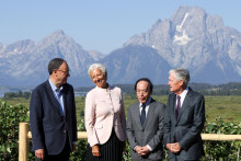 Guvern&eacute;r Bank of England Andrew Bailey,prezidentka ECB Christine Lagarde, guvern&eacute;r Bank of Japan Kazuo Ueda a predseda americk&eacute;ho Fedu Jerome Powell na syp&oacute;ziu centr&aacute;lnych bank&aacute;rov v Jackson Hole v &scaron;t&aacute;te Wyoming. FOTO: REUTERS