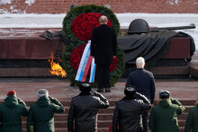 Rusk&yacute; prezident Vladimir Putin stoj&iacute; počas kladenia venca k Hrobu nezn&aacute;meho vojaka pri Kremeľskom m&uacute;re pri pr&iacute;ležitosti osl&aacute;v Dňa obrancov vlasti v Moskve. FOTO: TASR/AP