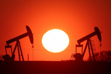Severomorsk&aacute; ropa Brent okolo 09: 30 SEČ zlacňovala o 1,26 percenta na 107,34 dol&aacute;ra za barel. FOTO: REUTERS