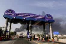 Terčom ir&aacute;nskych rakiet sa stala začiatkom marca aj pr&iacute;stavn&aacute; z&oacute;na voľn&eacute;ho obchodu Jebel Ali v Spojen&yacute;ch arabsk&yacute;ch emir&aacute;toch. FOTO: REUTERS