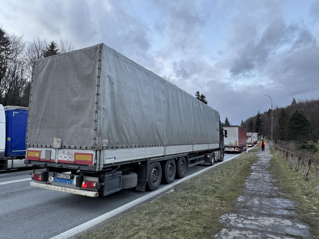 Autodopravcovia žiadaj&uacute; aj o vytvorenie medzirezortnej komisie, ktor&aacute; by pos&uacute;dila zn&iacute;ženie dane z motorov&yacute;ch vozidiel, m&yacute;tnych poplatkov, spotrebnej dane z nafty, pr&iacute;padne dane z pridanej hodnoty. FOTO: TASR/Maro&scaron; Čern&yacute;