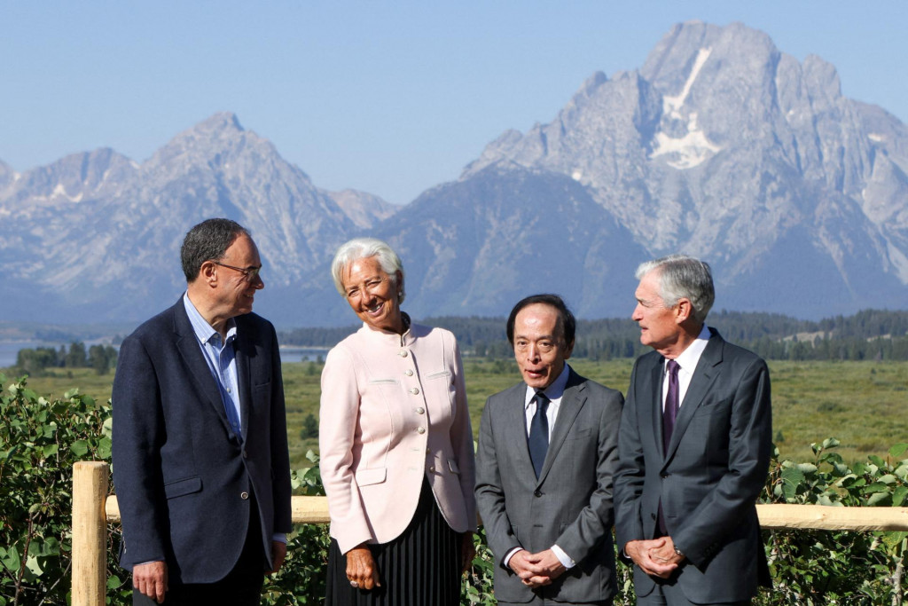 Guvern&eacute;r Bank of England Andrew Bailey,prezidentka ECB Christine Lagarde, guvern&eacute;r Bank of Japan Kazuo Ueda a predseda americk&eacute;ho Fedu Jerome Powell na syp&oacute;ziu centr&aacute;lnych bank&aacute;rov v Jackson Hole v &scaron;t&aacute;te Wyoming. FOTO: REUTERS
