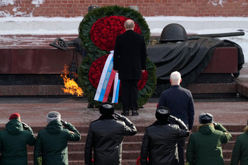 Rusk&yacute; prezident Vladimir Putin stoj&iacute; počas kladenia venca k Hrobu nezn&aacute;meho vojaka pri Kremeľskom m&uacute;re pri pr&iacute;ležitosti osl&aacute;v Dňa obrancov vlasti v Moskve. FOTO: TASR/AP