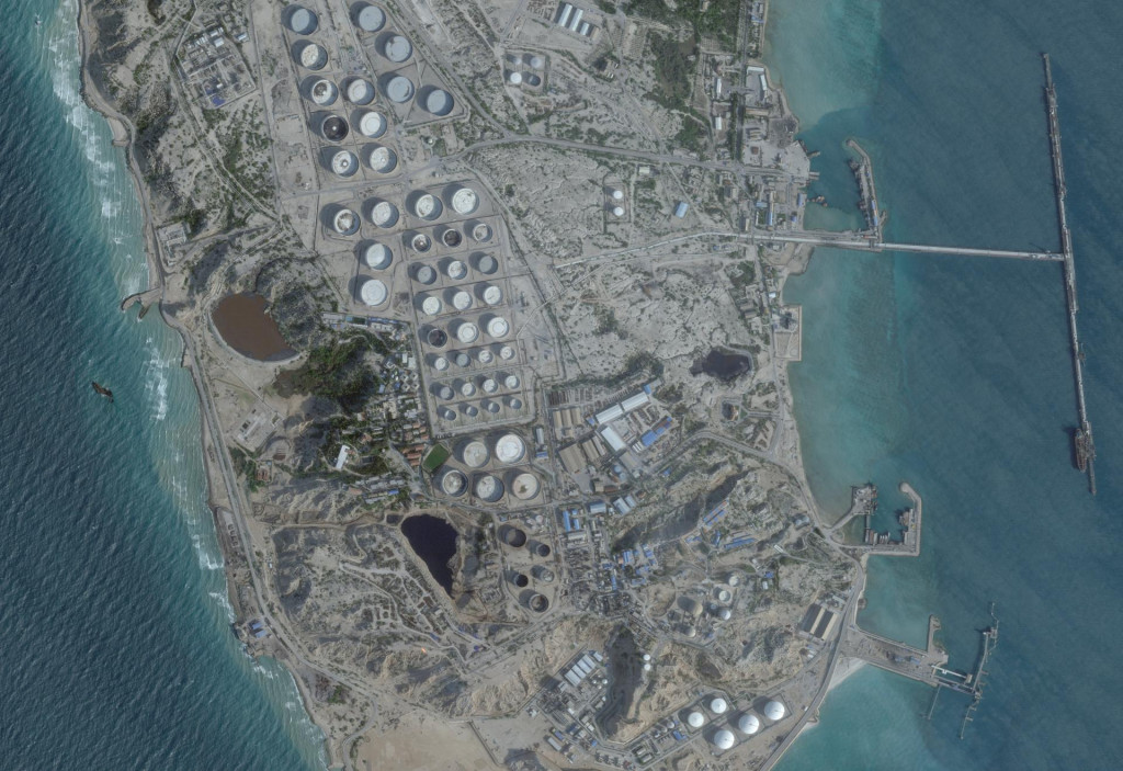 Satelitn&aacute; sn&iacute;mka zobrazuje ropn&yacute; termin&aacute;l na ostrove Charg. FOTO: Reuters/2026 Planet Labs PBC