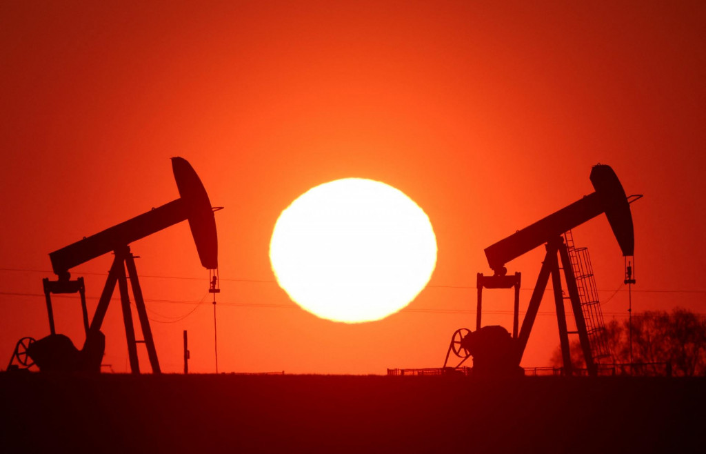 Severomorsk&aacute; ropa Brent okolo 09: 30 SEČ zlacňovala o 1,26 percenta na 107,34 dol&aacute;ra za barel. FOTO: REUTERS