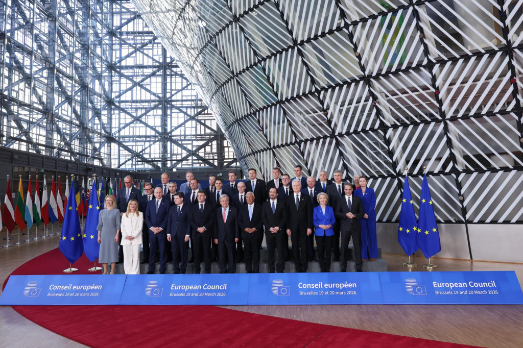 L&iacute;dri &scaron;t&aacute;tov a vl&aacute;d Eur&oacute;pskej &uacute;nie p&oacute;zuj&uacute; počas spoločn&eacute;ho fotenia na summite E&Uacute; v s&iacute;dle Eur&oacute;pskej rady v Bruseli. FOTO TASR/AP