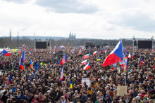 Na sn&iacute;mke demon&scaron;tr&aacute;cia na Letenskej pl&aacute;ni v Prahe, ktor&uacute; zorganizoval spolok Milion chvilek. Organiz&aacute;tori chc&uacute; upozorniť na to, že kroky vl&aacute;dy Andreja Babi&scaron;a podľa nich smeruj&uacute; k oslabovaniu demokratick&yacute;ch in&scaron;tit&uacute;ci&iacute;. Praha, 21. marca 2026. FOTO: TASR/Barbora Vizv&aacute;ryov&aacute;