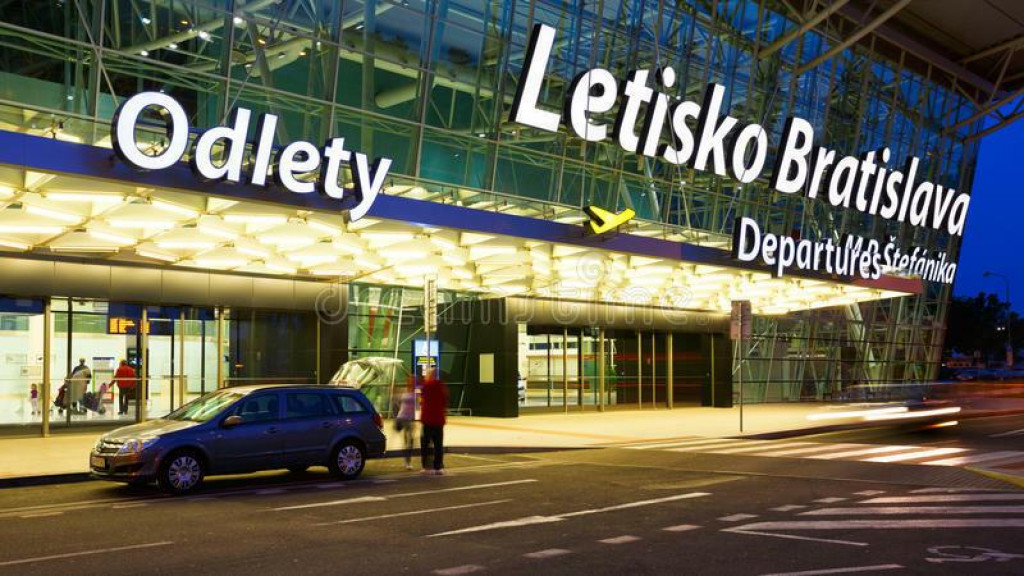 Letisko M. R. &Scaron;tef&aacute;nika v Bratislave. FOTO: dreamstime