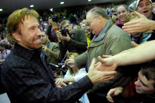 V anekdot&aacute;ch dok&aacute;zal Chuck Norris &uacute;plne v&scaron;etko. Na Slovensku sa napr&iacute;klad ako jedin&yacute; pre&scaron;iel autom po b&aacute;jnej diaľnici z Bratislavy do Ko&scaron;&iacute;c. FOTO: Reuters/Jonathan Ernst
