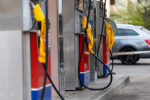 Mnoh&eacute; čerpacie stanice po celom Slovinsku boli dnes zatvoren&eacute;. FOTO: Reuters