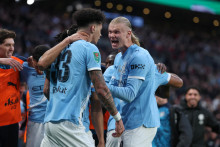 Hr&aacute;či Manchestru City Nico O&lsquo;Reilly a Erling Haaland sa te&scaron;ia z g&oacute;lu vo fin&aacute;le anglick&eacute;ho Ligov&eacute;ho poh&aacute;ra. FOTO: TASR/AP