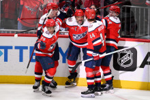Ľav&eacute; kr&iacute;dlo Washingtonu Capitals Alex Ovečkin (8) sa raduje z g&oacute;lu so spoluhr&aacute;čmi. FOTO: TASR/AP