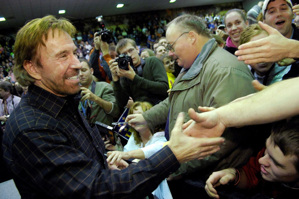 V anekdot&aacute;ch dok&aacute;zal Chuck Norris &uacute;plne v&scaron;etko. Na Slovensku sa napr&iacute;klad ako jedin&yacute; pre&scaron;iel autom po b&aacute;jnej diaľnici z Bratislavy do Ko&scaron;&iacute;c. FOTO: Reuters/Jonathan Ernst