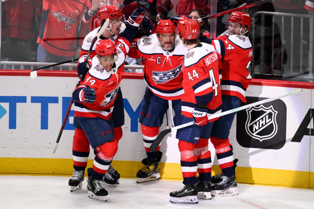 Ľav&eacute; kr&iacute;dlo Washingtonu Capitals Alex Ovečkin (8) sa raduje z g&oacute;lu so spoluhr&aacute;čmi. FOTO: TASR/AP