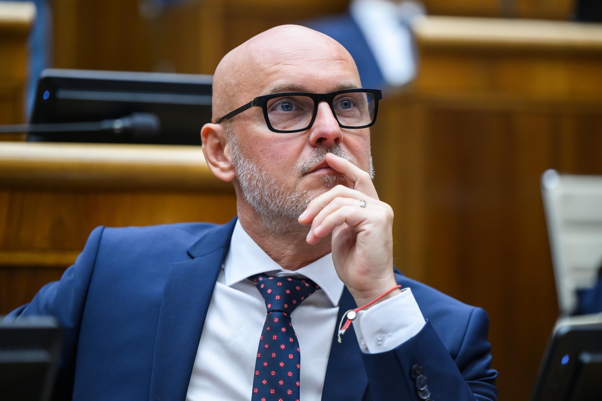 Gröhling a poslanci SaS sa vyjadrujú k téme „Dostalo sa nám do rúk škandalózne USB“