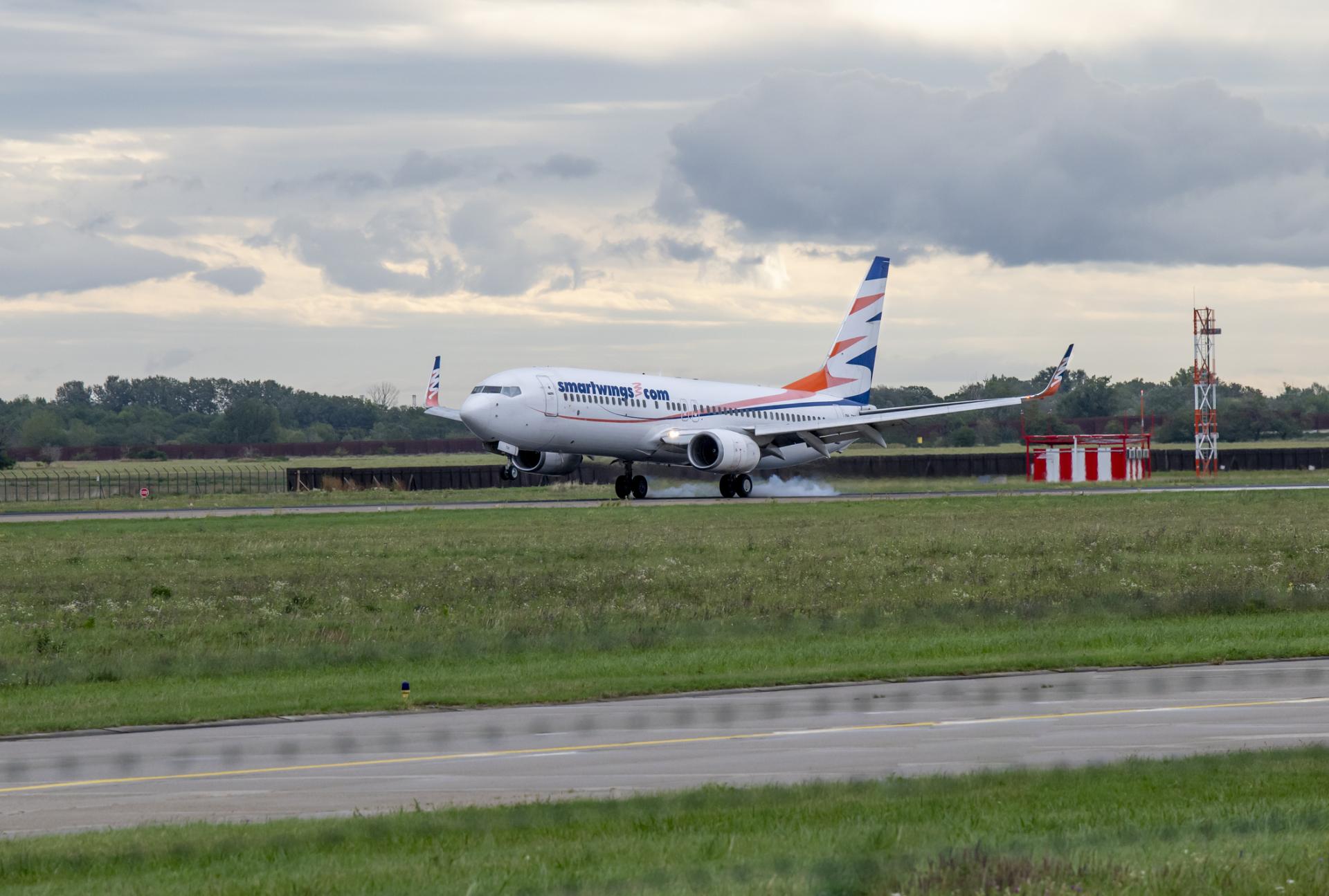 Lietadlá tankujú za dvojnásobné ceny. Aerolinky zvyšujú palivové príplatky, akciové letenky miznú z trhu