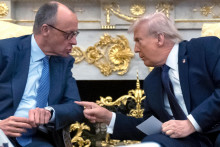 Americk&yacute; prezident Donald Trump a nemeck&yacute; kancel&aacute;r Friedrich Merz. FOTO: TASR/AP