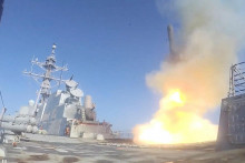 Americk&yacute; torp&eacute;doborec Frank E. Petersen Jr. vystreľuje raketu Tomahawk. FOTO: Reuters/DVIDS