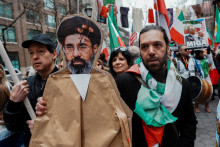 Demon&scaron;trant nesie podobizeň nov&eacute;ho ir&aacute;nskeho najvy&scaron;&scaron;ieho vodcu Modžtabu Chamene&iacute;ho počas protirežimov&eacute;ho protestu na newyorskom Manhattane. FOTO: Reuters