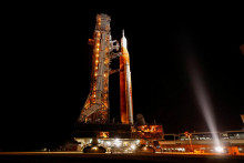 Raketa na &scaron;tartovacej rampe, ktor&aacute; m&aacute; vyniesť astronautov okolo Mesiaca.