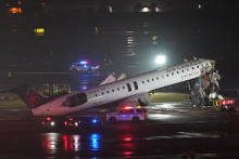 Zr&aacute;žka na letisku v New Yorku. FOTO: Reuters
