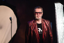 Richard M&uuml;ller predstavuje album Slovensk&aacute; strela, ktor&yacute;m nadv&auml;zuje na legend&aacute;rnu Bioelektrov&iacute;ziu a po &scaron;tyroch desaťročiach sa vracia k projektu Banket. FOTO: Tino Kratochvil