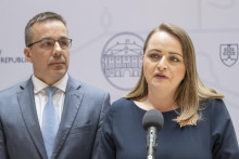 Na sn&iacute;mke prezidentka KOZ Monika Uhlerov&aacute; a minister pr&aacute;ce a soci&aacute;lnych vec&iacute; Erik Tom&aacute;&scaron;.  FOTO:TASR/M. Baumann