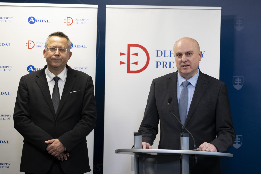 Na sn&iacute;mke z ľava minister financi&iacute; SR Ladislav Kamenick&yacute; (Smer-SD) a riaditeľ Agent&uacute;ry pre riadenie dlhu a likvidity (ARDAL) Peter &Scaron;oltys. FOTO: TASR/Maro&scaron; Herc