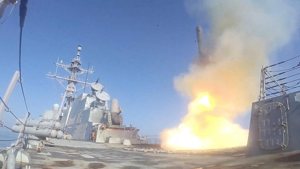 Americk&yacute; torp&eacute;doborec Frank E. Petersen Jr. vystreľuje raketu Tomahawk. FOTO: Reuters/DVIDS