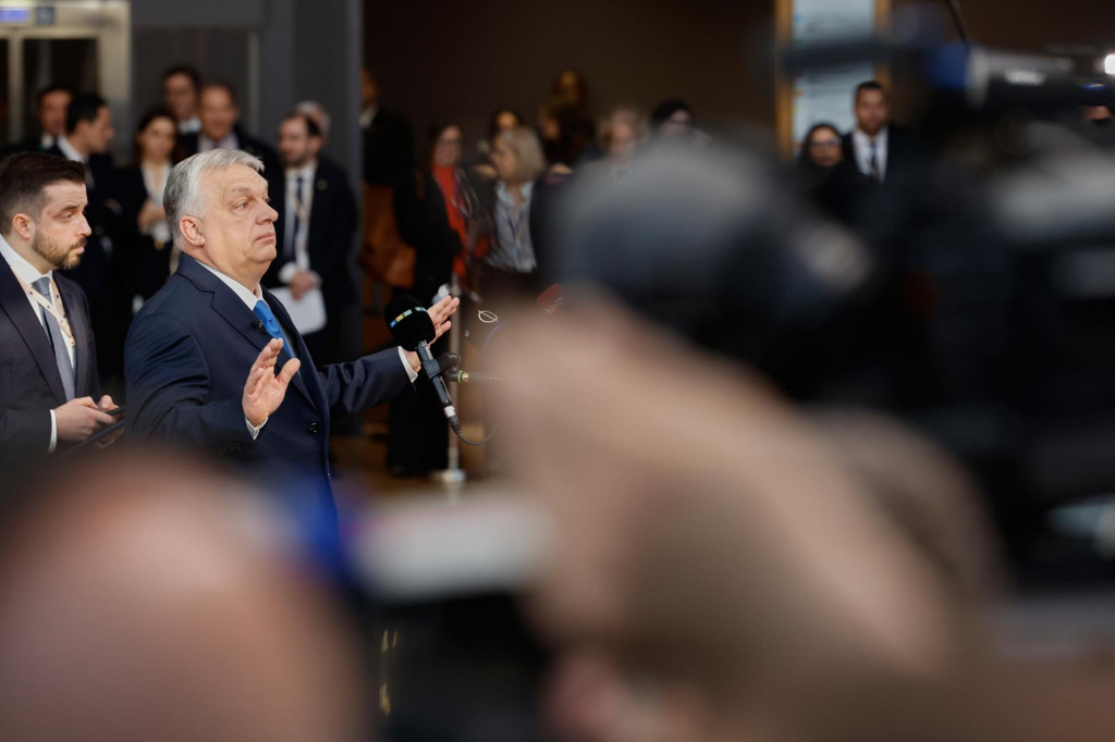 Na sn&iacute;mke maďarsk&yacute; premi&eacute;r Viktor Orb&aacute;n odpoved&aacute; na ot&aacute;zky novin&aacute;rov v Bruseli vo &scaron;tvrtok 19. marca 2026. FOTO: TASR/AP