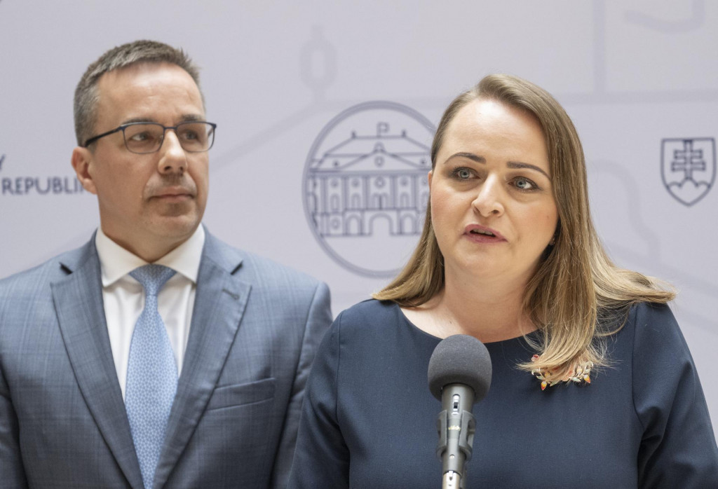 Na sn&iacute;mke prezidentka KOZ Monika Uhlerov&aacute; a minister pr&aacute;ce a soci&aacute;lnych vec&iacute; Erik Tom&aacute;&scaron;.  FOTO:TASR/M. Baumann