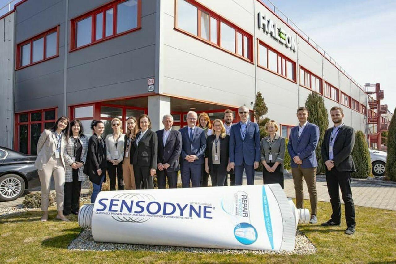 Sensodyne, Aquafresh či Parodontax. Svetový výrobca zubných pást nestíha, preto v Leviciach masívne expanduje