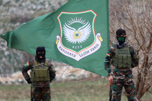 Ir&aacute;nsko-kurdsk&iacute; bojovn&iacute;ci zo skupiny PAK na z&aacute;bere z 12. febru&aacute;ra cvičia na vojenskej z&aacute;kladni v severnom Iraku. FOTO: Reuters
