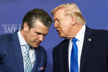 Donald Trump sa rozpr&aacute;va s ministrom obrany USA Peteom Hegsethom na z&aacute;kladni N&aacute;rodnej gardy v Memphise. FOTO: Reuters