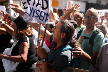 Zamestnanci verejn&eacute;ho sektora protestuj&uacute; v Caracase vo Venezuele za vy&scaron;&scaron;ie mzdy a lep&scaron;ie pracovn&eacute; podmienky. FOTO: Reuters