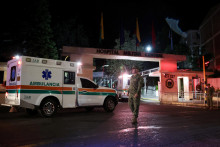 Sanitka prich&aacute;dza do vojenskej nemocnice s ľuďmi zranen&yacute;mi pri hav&aacute;rii lietadla kolumbijsk&yacute;ch vzdu&scaron;n&yacute;ch s&iacute;l. FOTO: Reuters