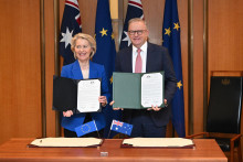 Predsedn&iacute;čka komisie Ursula von der Leyenov&aacute; a austr&aacute;lsky premi&eacute;r Anthony Albanese. FOTO: Reuters