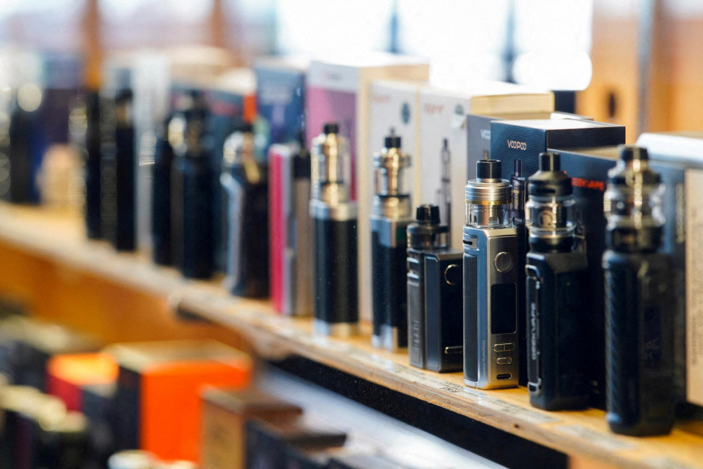Elektronick&eacute; cigarety zn&aacute;me ako vape.