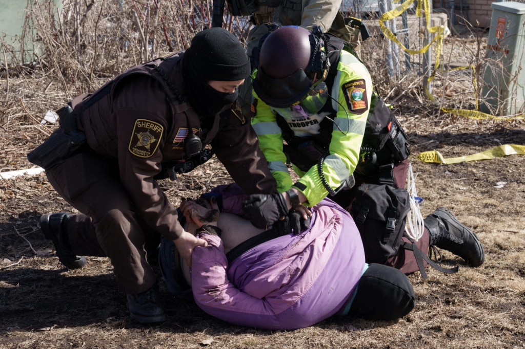 Vl&aacute;da prezidenta Donalda Trump spustila v decembri oper&aacute;ciu Metro Surge. V jej r&aacute;mci vyslala tis&iacute;cky feder&aacute;lnych agentov do Minnesoty v snahe tvrdo zasiahnuť proti neleg&aacute;lnym migrantom. FOTO: REUTERS